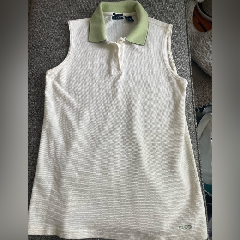 IZOD Woman’s Golf Shirt in size M. In great condition